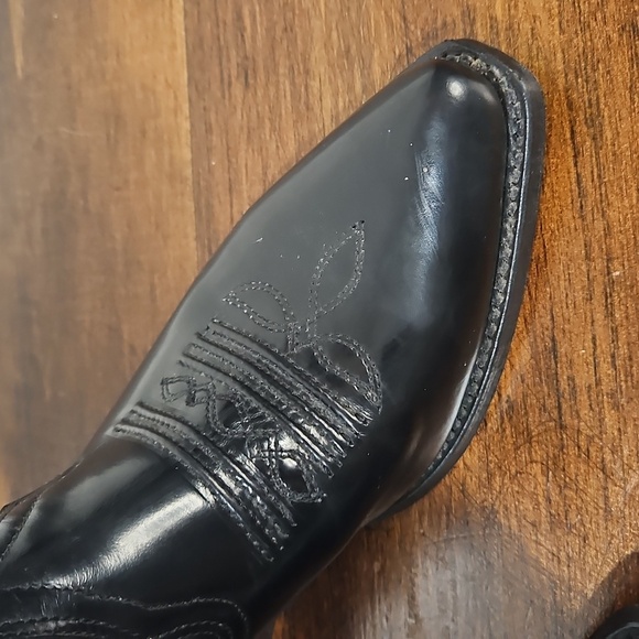 Elegant Black Western Boots - Picture 9 of 16